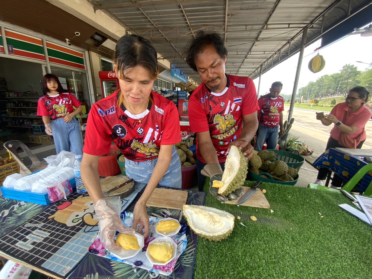 หนุ่มใหญ่แจกทุเรียนให้ทานฟรี กว่า 400 กิโล เนื่องในวันเกิดครบ 46 ปี