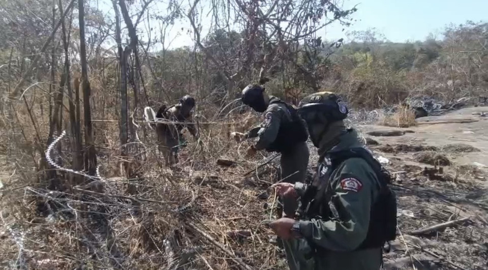 ชุด EOD ตชด.22 เก็บกู้กระสุน BM21 ตกพื้นที่ชายแดนศรีสะเกษ เตือนชาวบ้านพบวัตถุต้องสงสัยห้ามแตะ