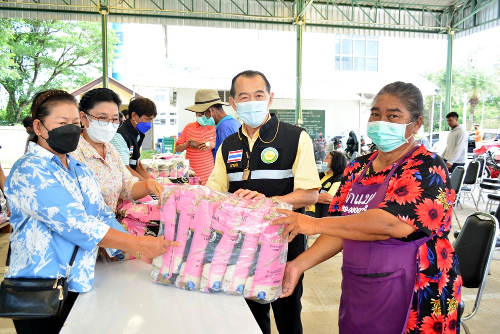 เทศบาลตำบลท่าวุ้ง แจกข้าวสาร ช่วยบรรเทาความเดือดร้อนให้ประชาชน 