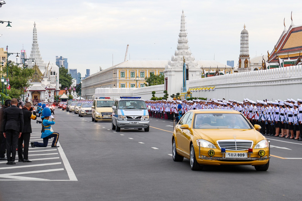 ประมวลภาพ "ในหลวง - พระราชินี" เสด็จฯ เชิญพระบรมศพ "พระพันปีหลวง" จาก รพ.จุฬาฯ ไปยังพระที่นั่งดุสิตมหาปราสาท