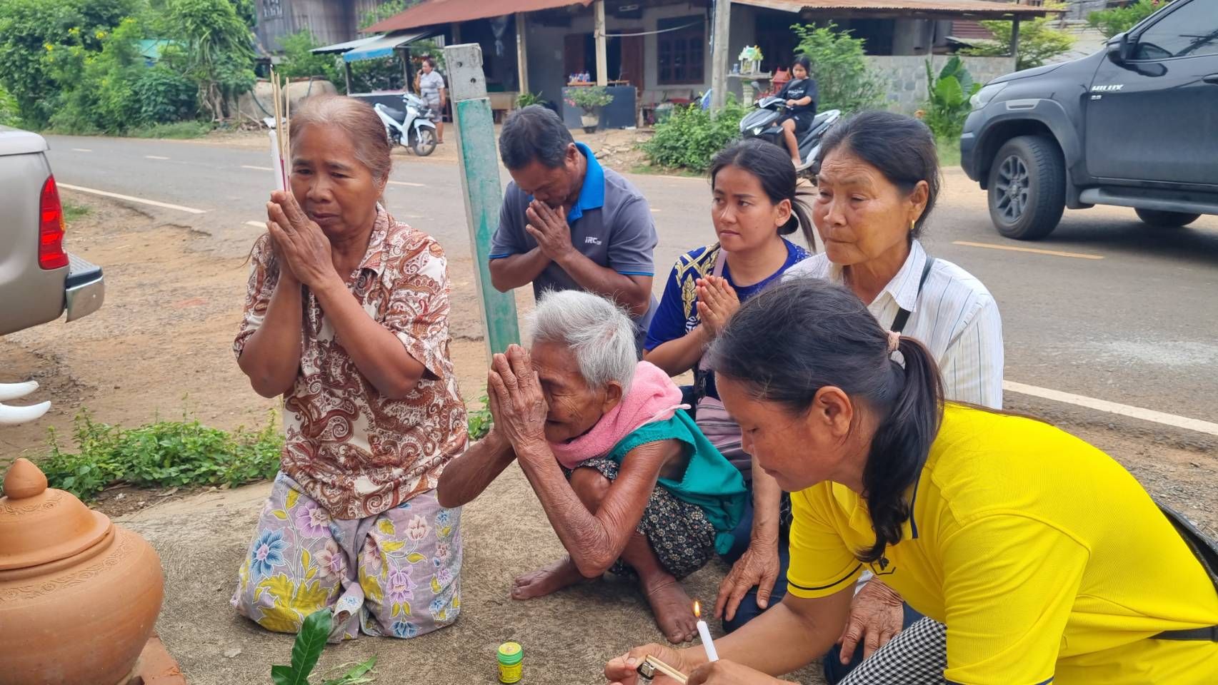 แม่เฒ่า 96 ไหว้บนบาน ศาลตาปู่ หลังลูกพาไปฉีดวัคซีน รพ.สต.เงินหายกว่า 5 หมื่น ที่เก็บสะสมจากเบี้ยคนชรา หล่นหาย
