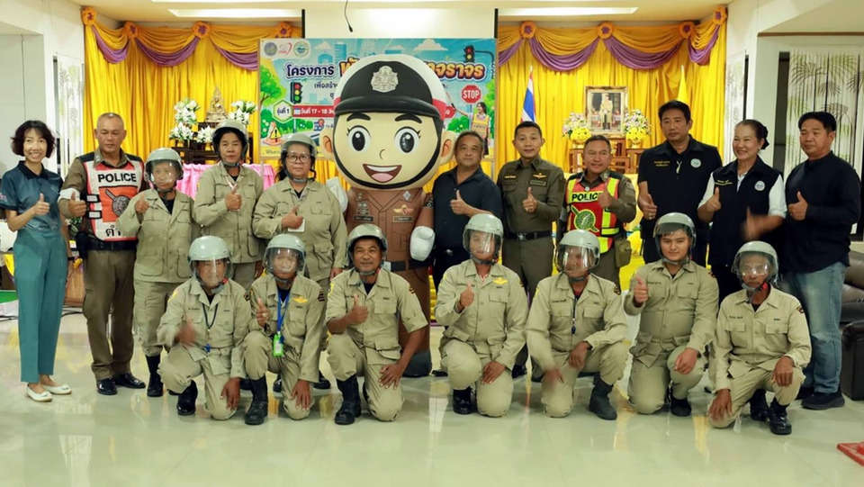 เทศบาลเมืองจอมพลมอบหมวกกันน็อก อบรมอาสาจราจร เสริมความปลอดภัยบนถนน