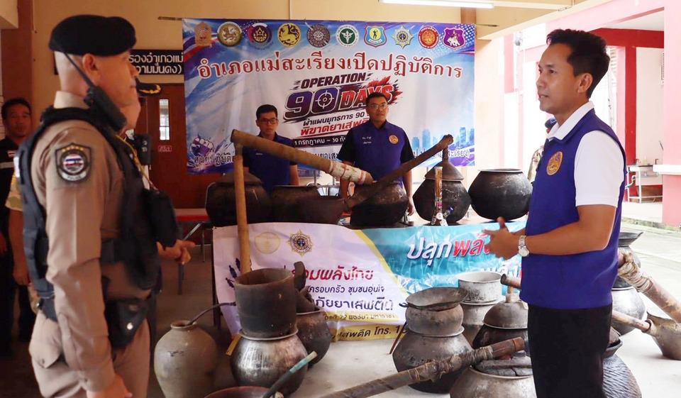 ชาวแม่สะเรียงส่งมอบเครื่องกลั่นสุราเถื่อนกว่า 20 ชุด ร่วมงดเหล้าเข้าพรรษา สร้างชุมชนปลอดอบายมุข