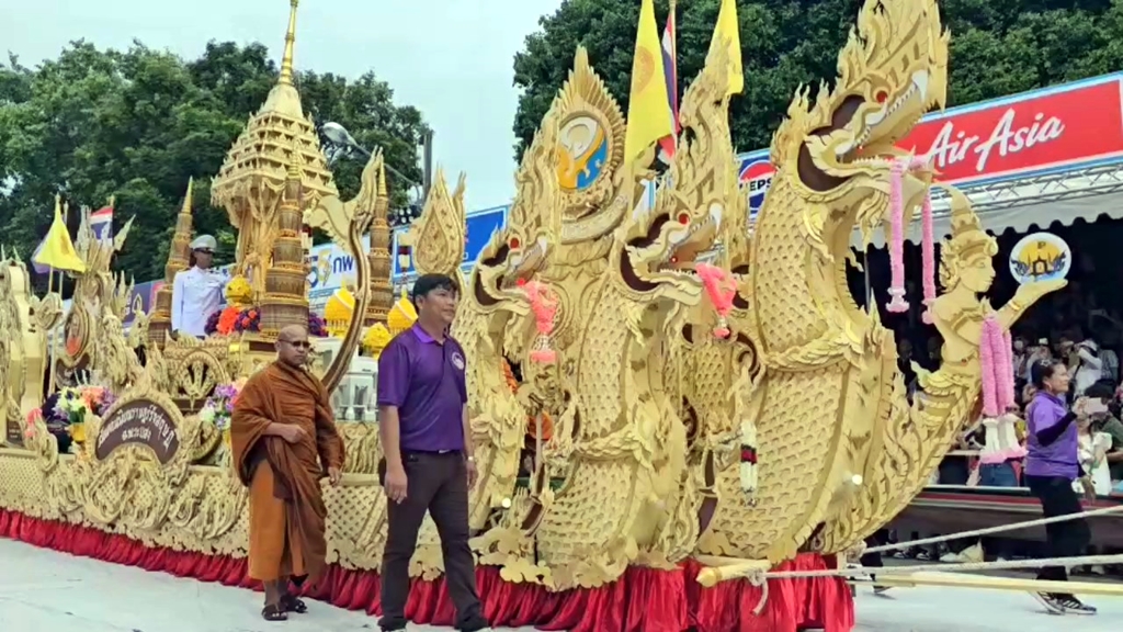 เริ่มแล้ว!! อุบลฯ แห่เทียนเข้าพรรษายิ่งใหญ่และสวยงาม ต่อสายตา นทท.หลายหมื่นคน 