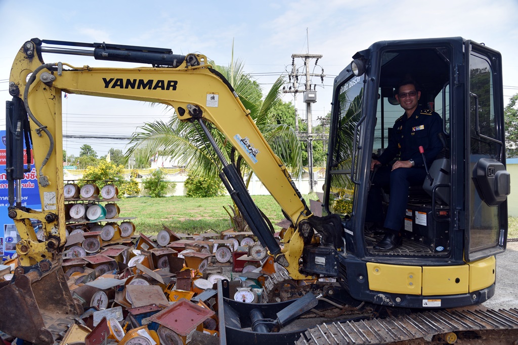 กรมการค้าภายใน ทุบทำลายเครื่องชั่งไม่ได้มาตรฐานกว่า 600 เครื่อง ยึดจากจุดรับซื้อผลไม้-ตลาด 