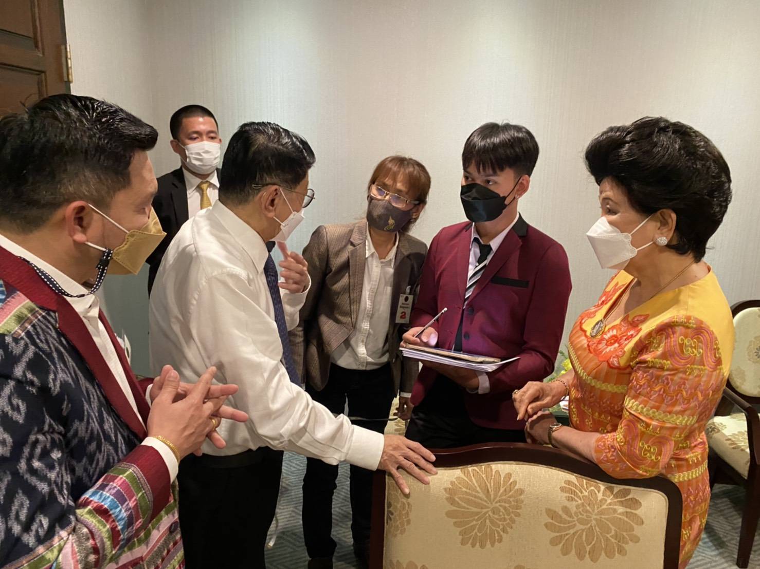 รองฯวิษณุ มอบอาชีวะอุดรฯ ออกแบบตัดเย็บ          ชุดผู้ร่วมงานมหกรรมผ้าไหมไทยสู่เวทีโลกครั้งที่ 11