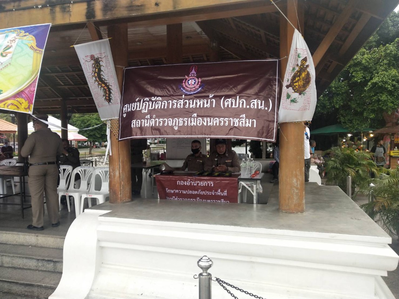 รร.มัธยมโคราช คุมเข้มป้องปรามนร.แสดงสัญลักษณ์​ ปรับแผนไม่ให้เข้าแถวหน้าธงชาติ ตำรวจตั้ง ศปก.ลานย่าโม เตรียมรับชุมนุมต่อต้านเผด็จการ