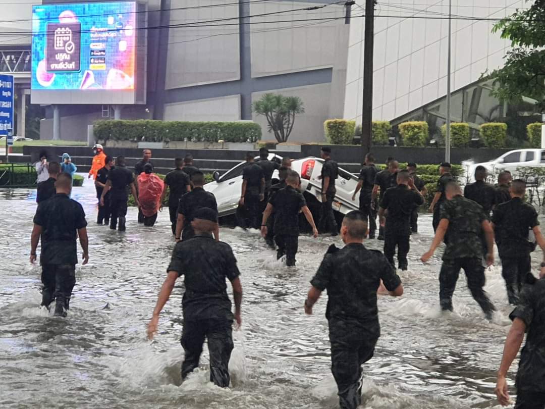 ฝนถล่มกรุง ! ย่านแจ้งวัฒนะ อ่วม "นร.นายสิบทหารบก" ประสบเหตุรุดช่วยปชช.
