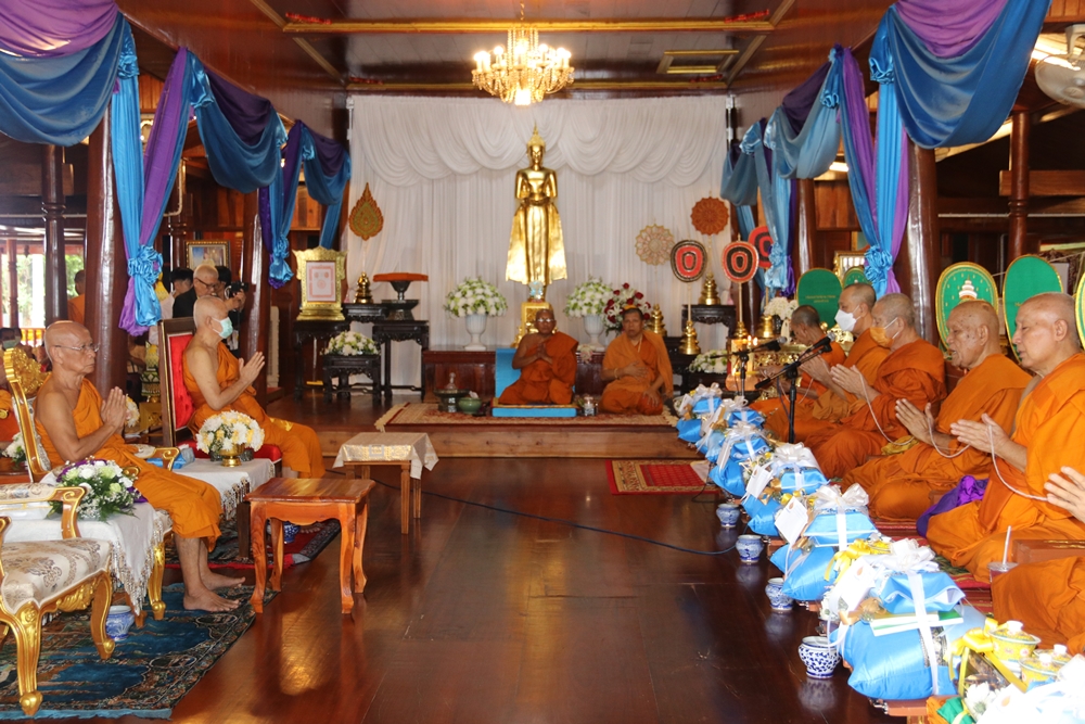 สุพรรณบุรี แจกข้าวสาร 5 ตัน งานฉลองพัดยศพระสุพรรณวัชราจารย์