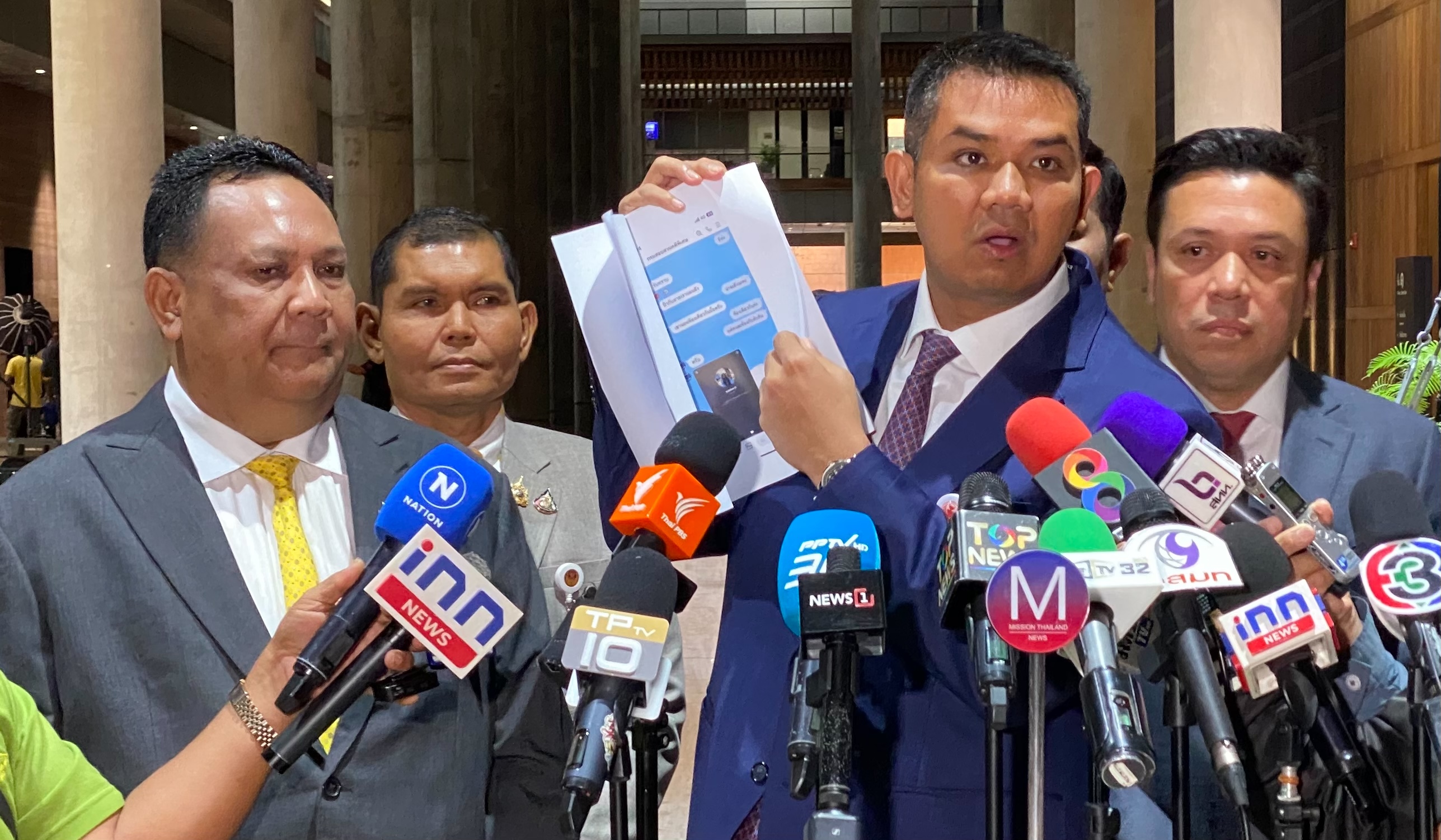 กระตุกหนวดเสือ !  "ลูกสาวชัยชนะ" ปธ.กมธ.ตำรวจ ถูกแก๊งค์คอลเซ็นเตอร์หลอก อ้างเป็นดีเอสไอ สูญ 6 แสน  จี้ "ผบ.ตร-นายกฯ" เร่งแก้ปัญหา
