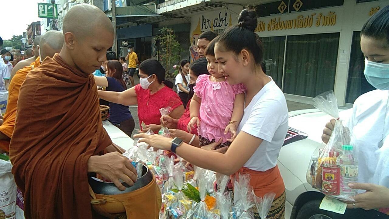 จังหวัดกระบี่ร่วมกับเทศบาลเมืองฯจัดงานประเพณีชักพระและตักบาตรเทโวโรหณะประจําปี 