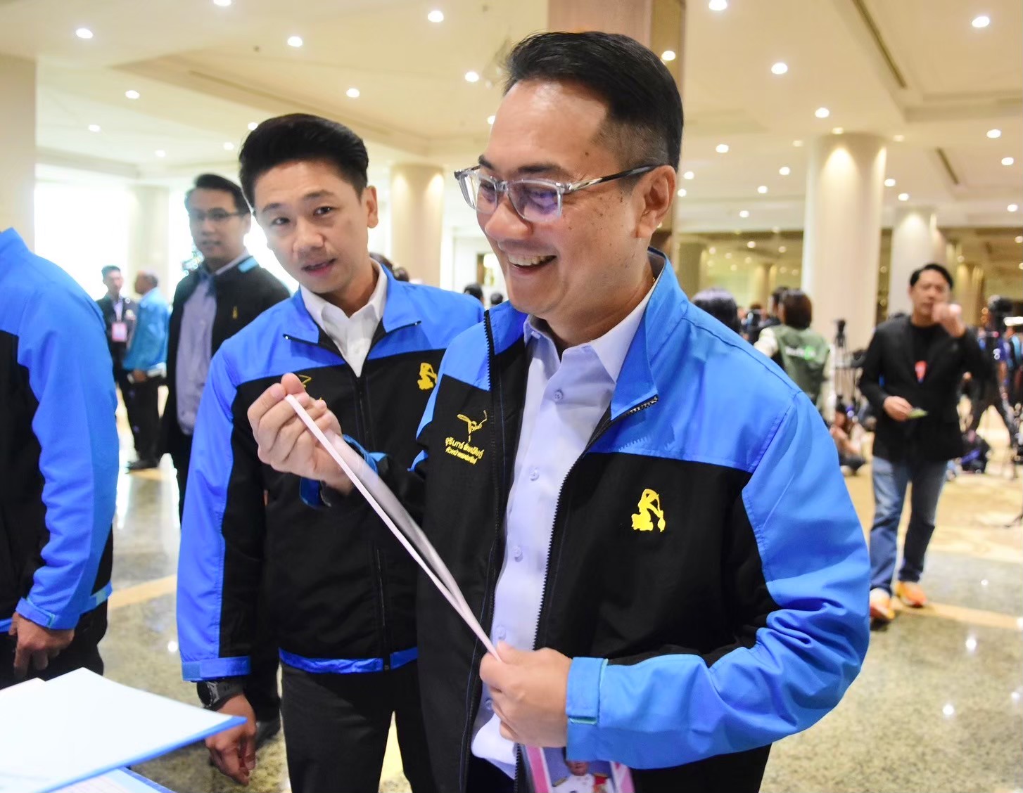 "นราพัฒน์" เผย "ประชาธิปัตย์ " ยังไม่มีเทียบเชิญร่วมรัฐบาล ลั่นพร้อมเป็น "ฝ่ายค้าน-รัฐบาล" 