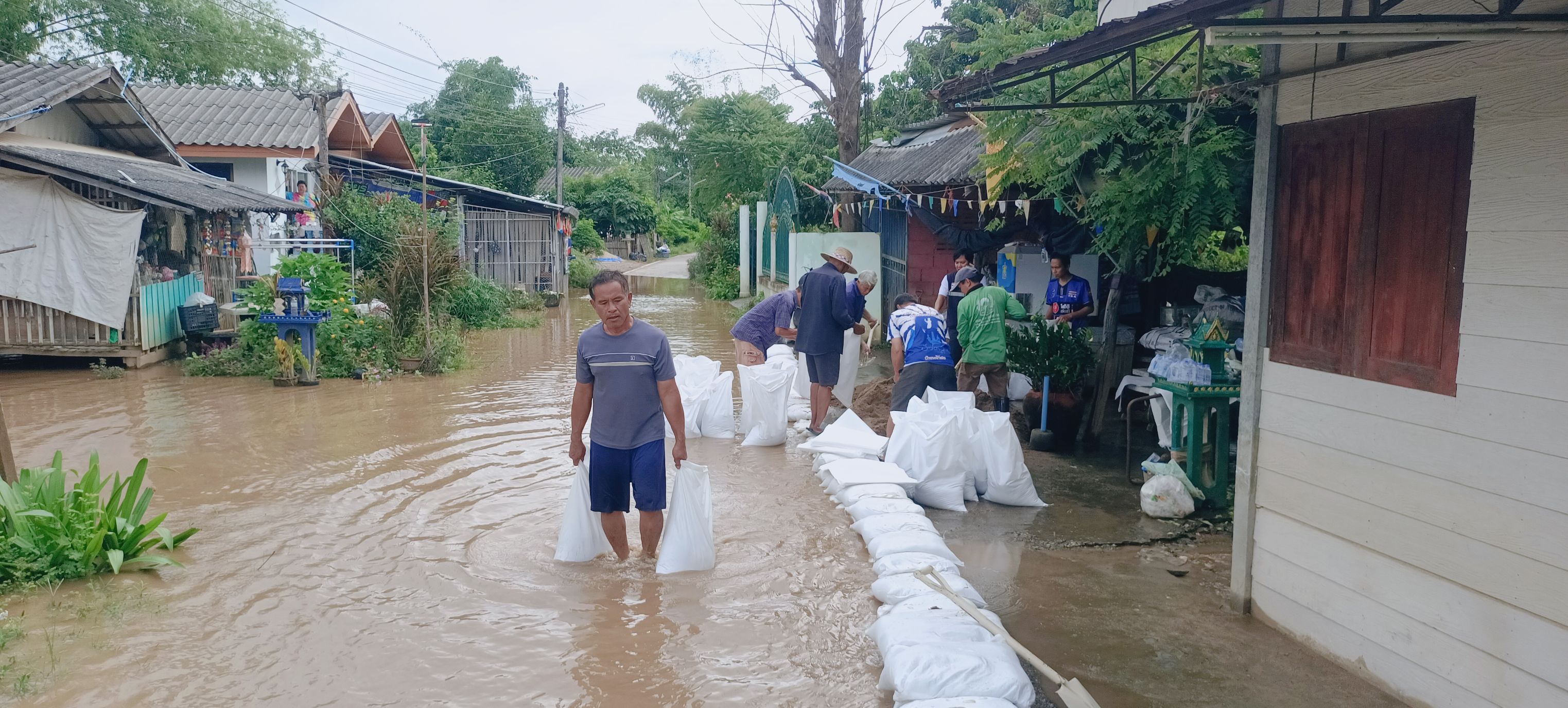 ลำพูน 2 อำเภอติดลำน้ำปิงอ่วม น้ำเอ่อล้นท่วมบ้านเรือนประชาชน 