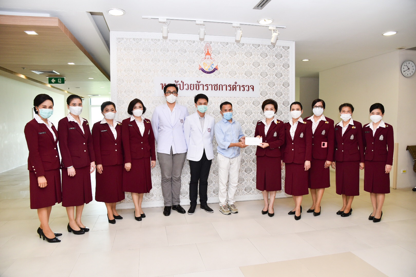 แม่บ้านตำรวจเยี่ยมบำรุงขวัญให้กำลังใจตำรวจบาดเจ็บ