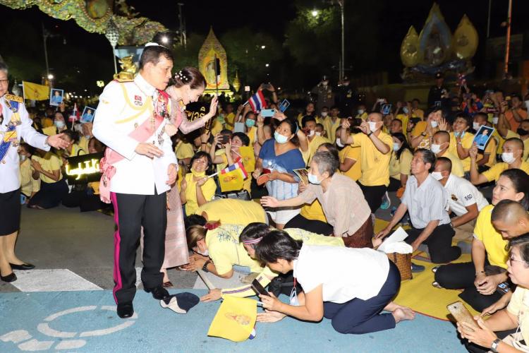 ในหลวงทรงตรัส'กล้ามาก เก่งมาก ขอบใจ'ต่อชายที่ชูพระบรมฉายาลักษณ์หน้าเซ็นทรัลปิ่นเกล้า