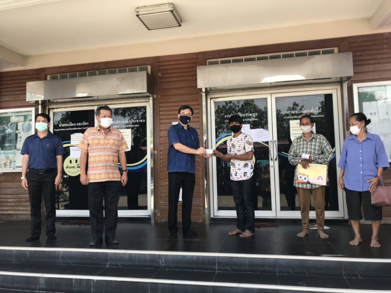 รองผู้ว่าฯ นครปฐม มอบบัตรประจำตัวประชาชน ให้บุคคลที่ตกสำรวจจากทะเบียนราษฎร ได้มีสัญชาติ "ไทย