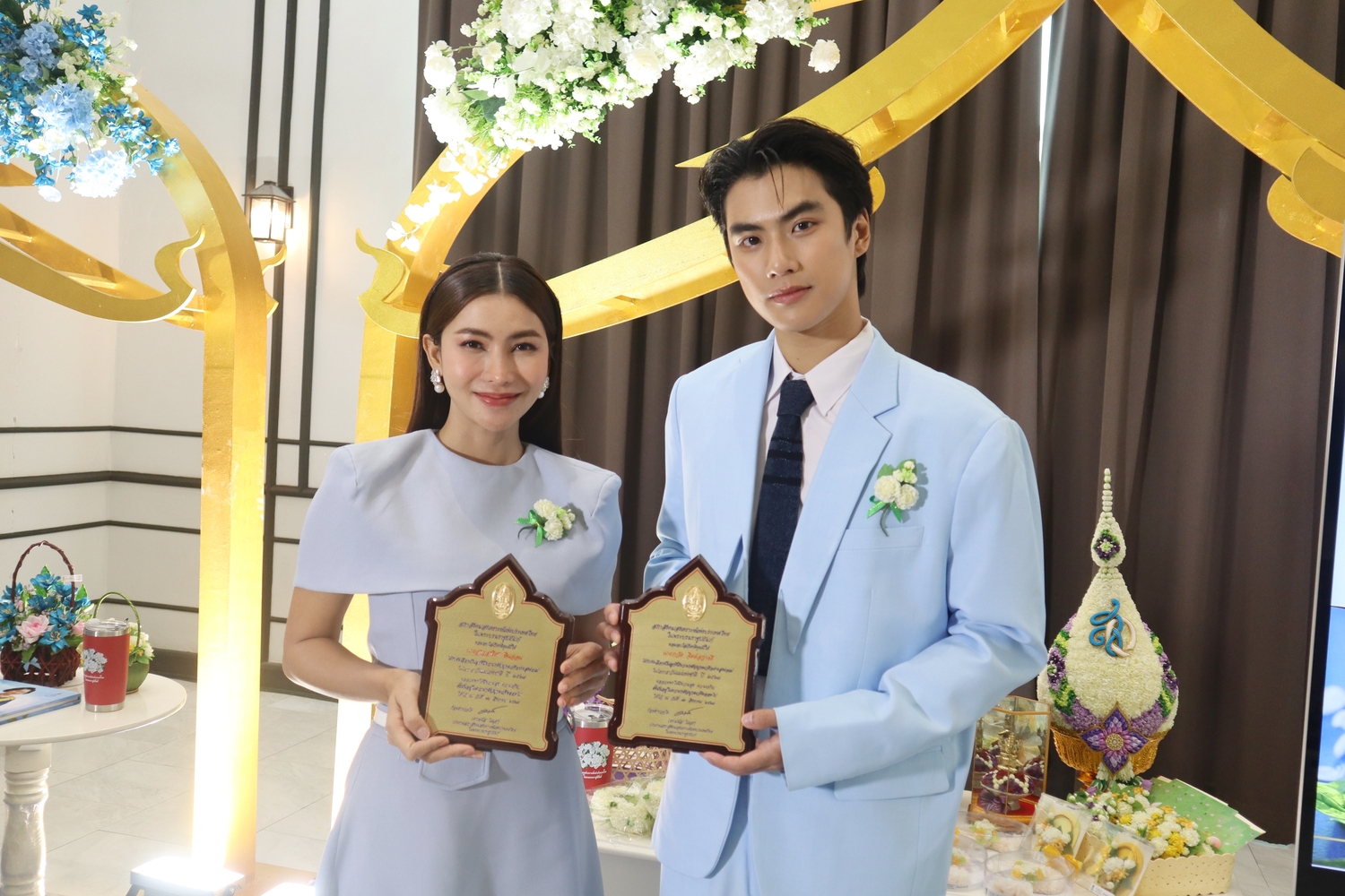 'ข้าวทิพย์ – โอม ภวัต' ปลาบปลื้มใจ เข้ารับพระราชทานรางวัลลูกกตัญญูกตเวที  