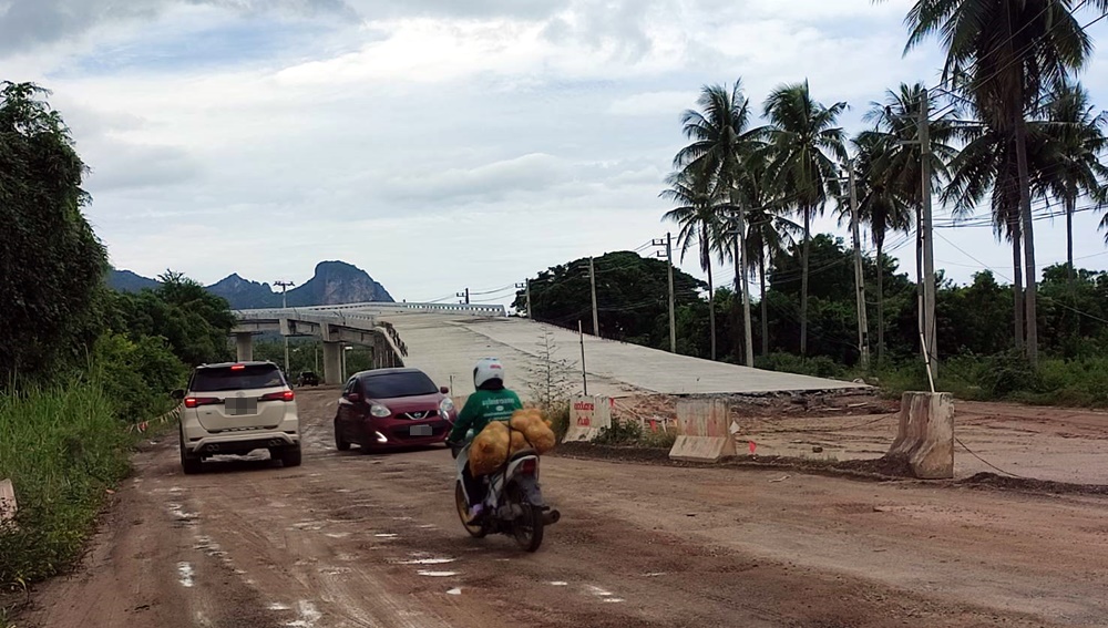 ชาวคลองวาฬ ตั้งชื่อ "สะพานลอย 100 ปี" สร้างข้ามทางรถไฟรางคู่นานกว่า  4 ปี ไม่เสร็จ