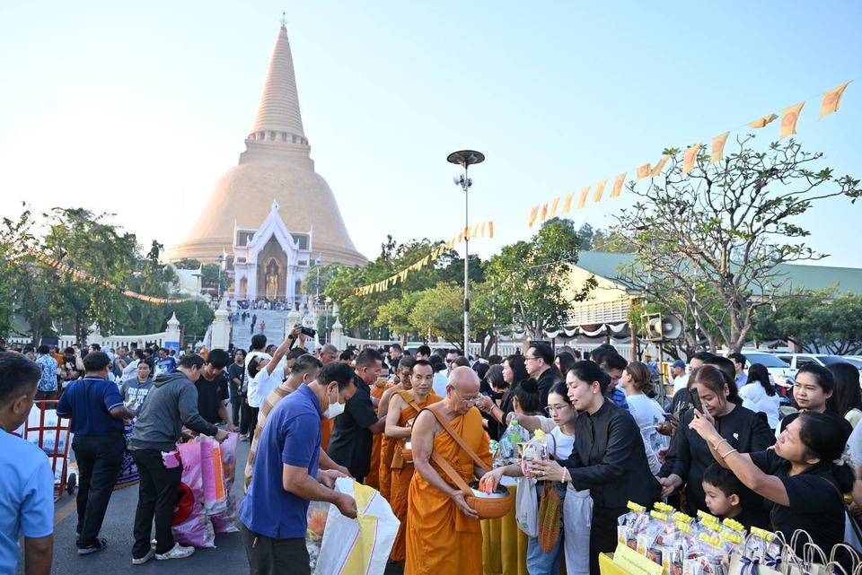 นครปฐมเมืองพระคึกคัก! ประชาชนแห่ทำบุญแน่นตั้งแต่เช้า วัดดังบรรยากาศคึกคักรับศักราชใหม่