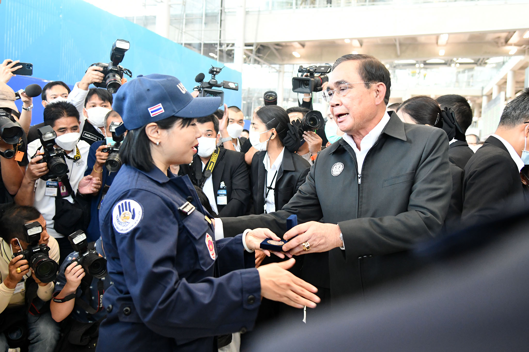 "บิ๊กตู่" ต้อนรับทีม USAR Thailand ชื่นชมเสียสละ- สร้างชื่อเสียง ลูบหัวขอบคุณ k9 ซาฮาร่า-เซียร่า ทำประโยชน์ให้ประเทศ 