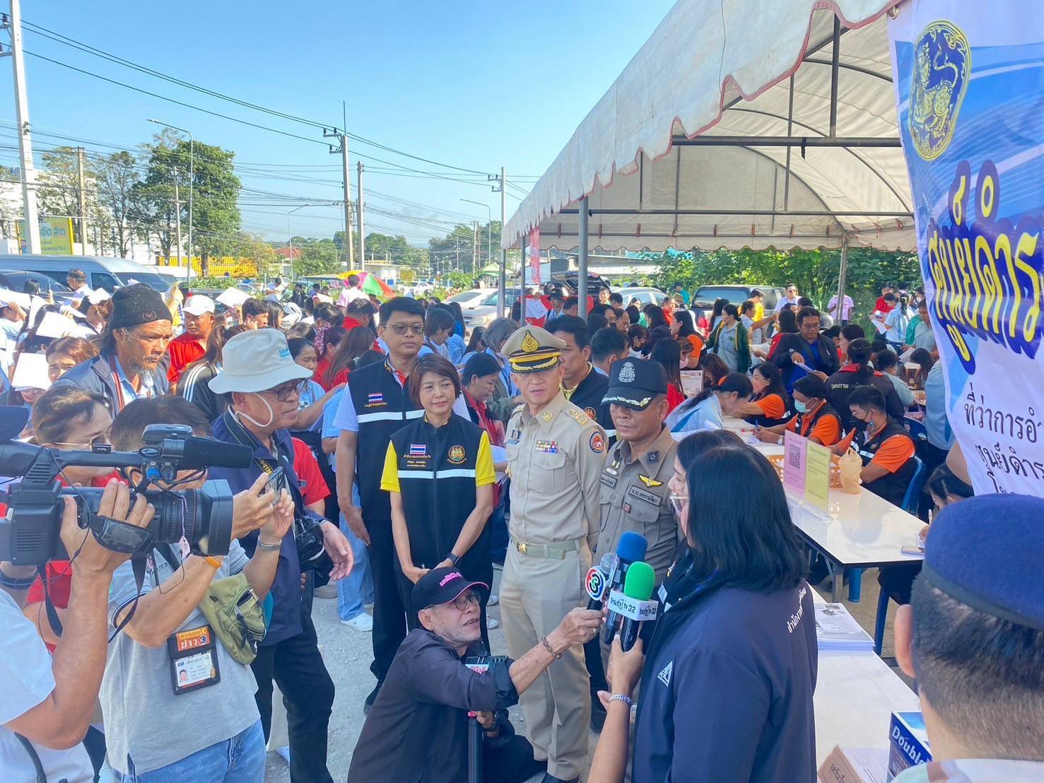 มึนอนาคต "พิพัฒน์" สั่งเร่งช่วย 831 ลูกจ้างโคราชถูกเลิกจ้างกะทันหัน ส่ง 5 เสือแรงงานตั้งโต๊ะรับคำร้องหน้าโรงงานให้ได้รับสิทธิตาม กม.  
