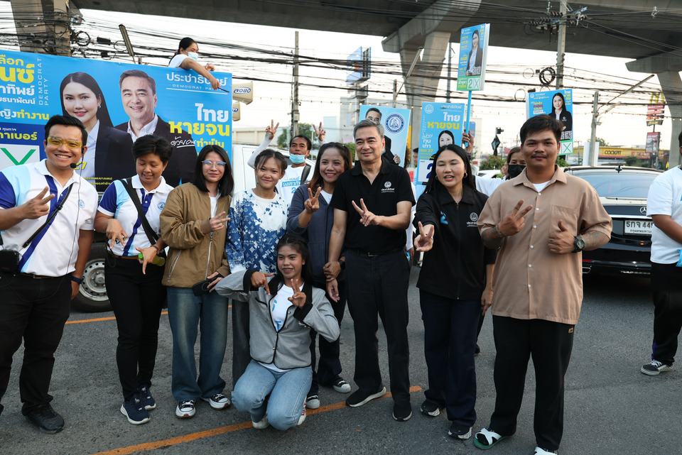 พระราม 2 แทบแตก! “อภิสิทธิ์” คืนสนาม ชาวบ้านโผกอดขอบคุณ “เรียนฟรี” ช่วยลูกมีอนาคต ลั่น “อย่าไปไหนอีก” พร้อมเทใจปันรักษ์เบอร์ 27