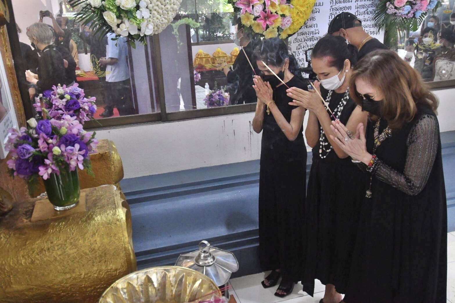 คนวงการบันเทิงร่วมรดน้ำศพ"ลินดา" ตุ๊ก"เดือนเต็ม"ขอบคุณมิตรภาพ​ 18 ปี ไม่มีสักวันที่เราทอดทิ้งกัน 