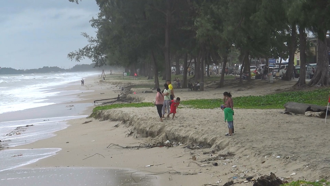 อุตุฯใต้เตือนฝนตกคลื่นลมแรง 2-4 เมตรยังคงกัดเซาะชายหาดชลาทัศน์ต่อเนื่อง