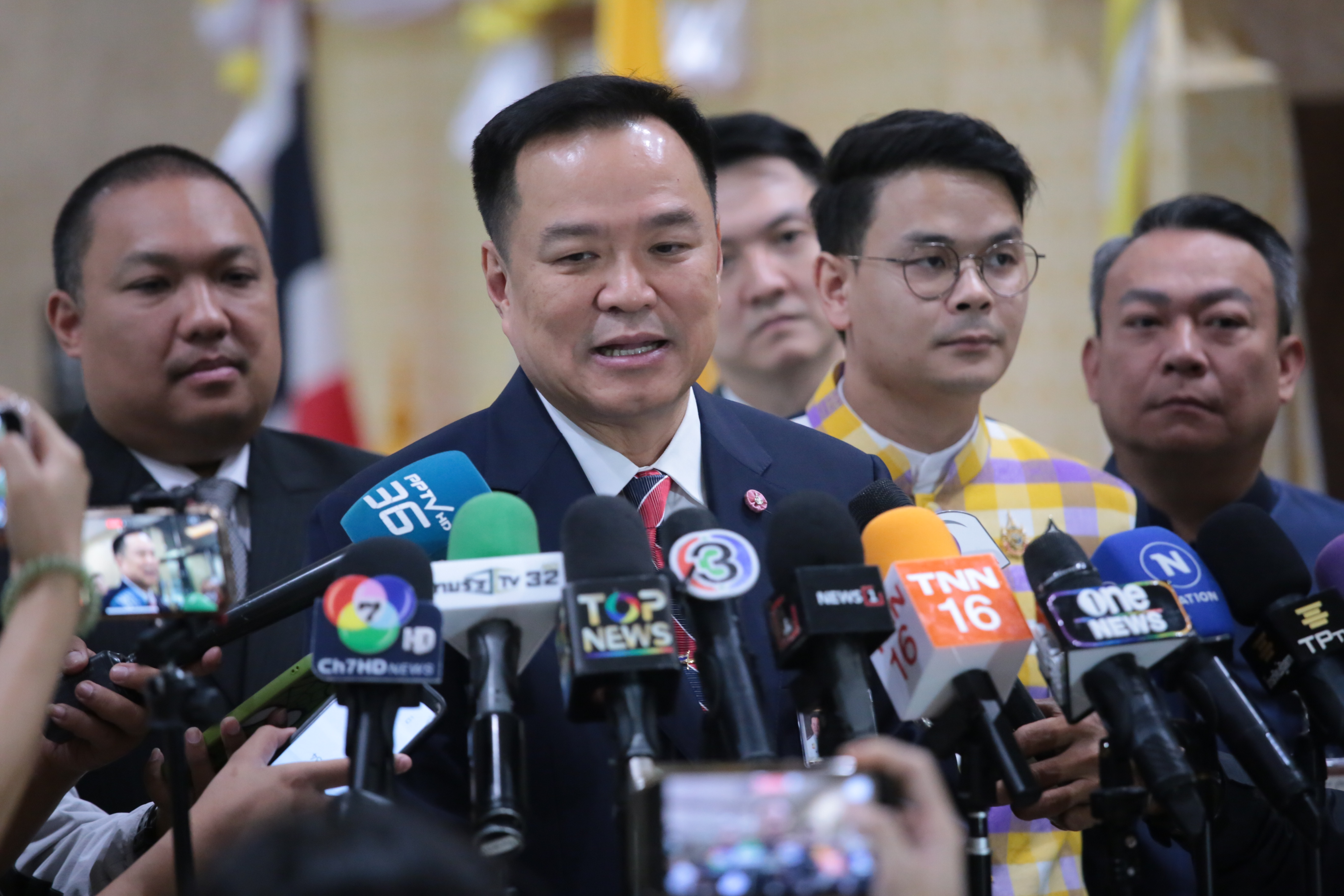 "อนุทิน" บอกไม่ได้ยิน "ทักษิณ-เนวิน" เคลียร์ปม "คดีฮั้วเลือกสว." ยันไม่เกี่ยว "ภูมิใจไทย" 