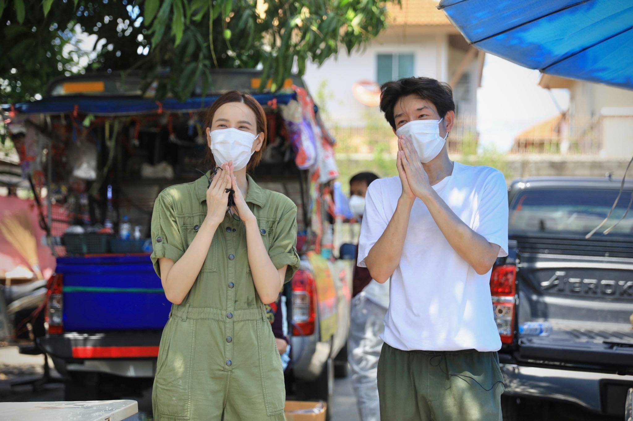 ครบ 1 เดือนเต็ม 'บอย-เจี๊ยบ' ขอลุยเองลงพื้นที่พร้อมรถพุ่มพวงแจกจ่ายอาหารยังชีพช่วยเหลือ ปชช.