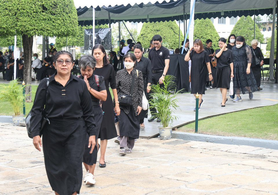 “ปชช.”ทั่วทุกหมู่เหล่า ร่วมลงนามถวายความอาลัย “สมเด็จพระบรมราชชนนีพันปีหลวง” เบื้องหน้าพระฉายาลักษณ์  ภายในศาลาสหทัยสมาคม ในพระบรมมหาราชวัง