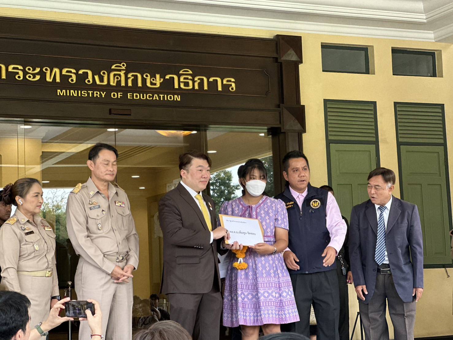 "น้องเบญ" สาวฝันสลายสอบติดครูอันดับ 1 แต่รายชื่อหาย เข้าร้อง รมว.ศธ.เรียกร้องความเป็นธรรม 