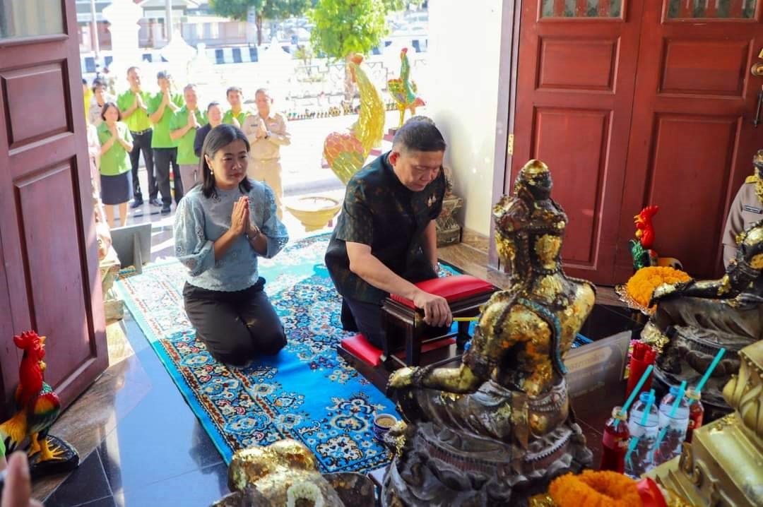 ผู้ว่าฯอ่างทอง-นายกเหล่ากาชาด กราบสักการะสิ่งศักดิ์สิทธิ์ประจำจังหวัด ก่อนโยกย้ายไปสุพรรณบุรี