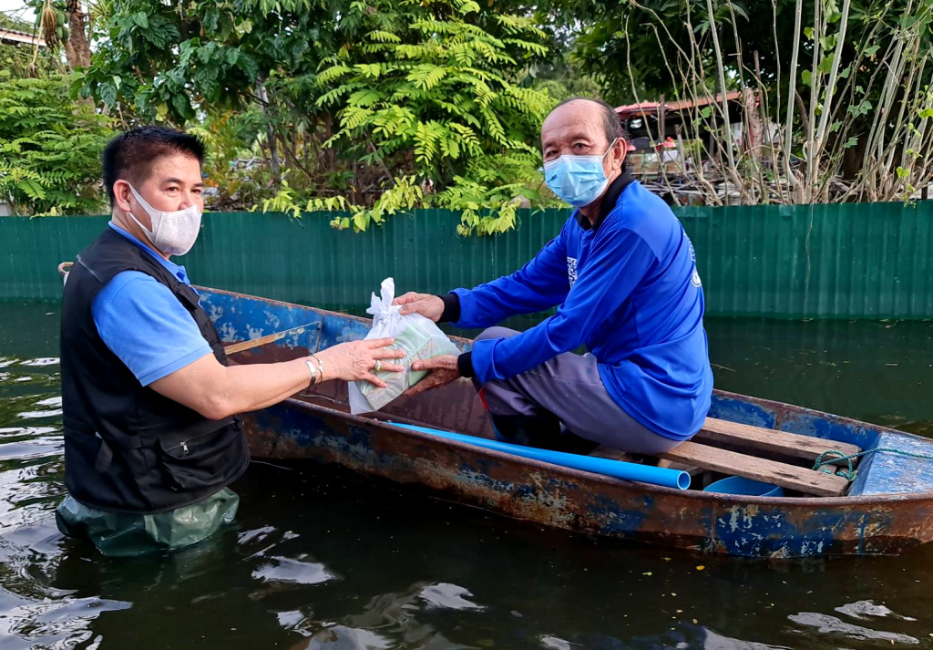“ธรรมนัส” นำทีม ส.ส.พปชร. ลุยน้ำมอบยารักษาโรค-สิ่งของจำเป็น เร่งเยียวยาชาวลพบุรี จากพิษน้ำท่วม