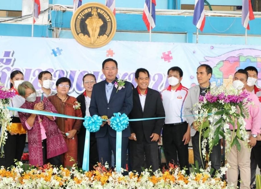 ผอ.สำนักการศึกษาชมผลงานหมู่บ้านตระการตาโรงเรียนหมู่บ้านเศรษฐกิจ