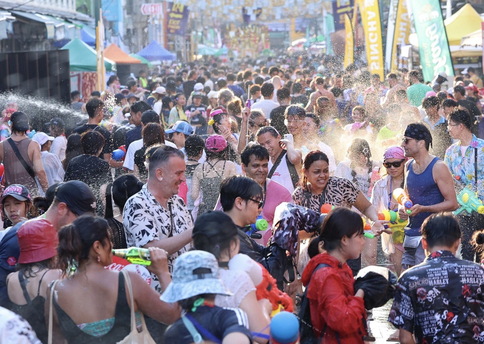 ข้าวสารไม่มีแผ่ว! คนแห่เล่นน้ำสงกรานต์แน่นทุกจุด สุดมันส์กลางกรุง