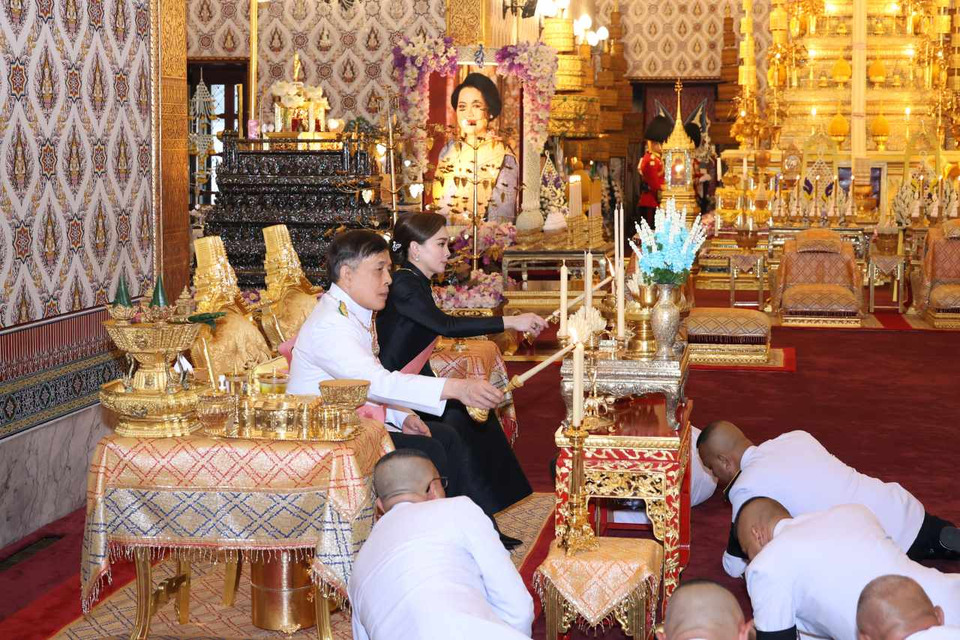 "ในหลวง-พระราชินี" ทรงบำเพ็ญพระราชกุศลปัญญาสมวาร ถวายพระบรมศพ “สมเด็จพระราชชนนีพระพันปีหลวง”