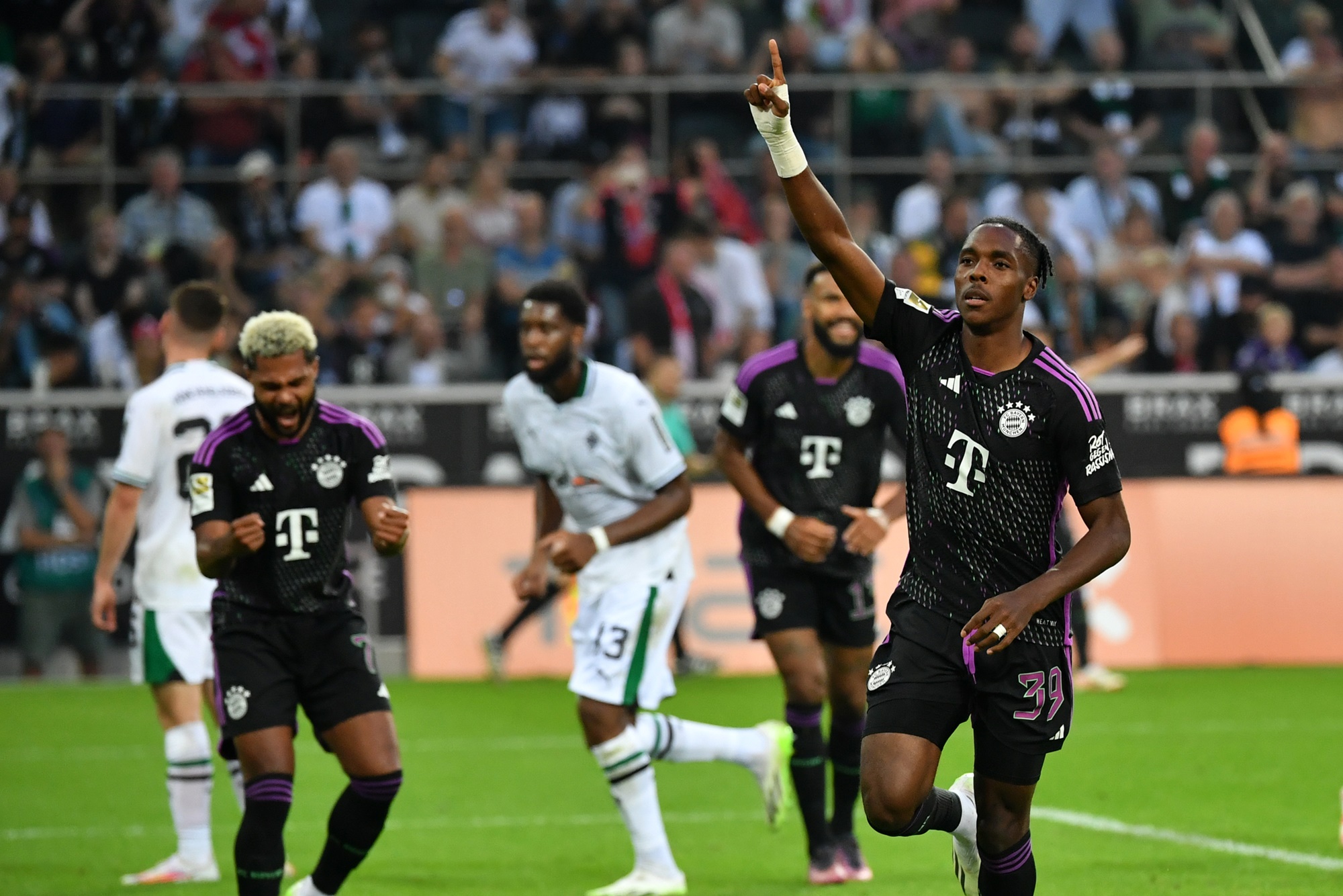"บาเยิร์น" บุกเฉือนชนะ "กลัดบัค" 2-1