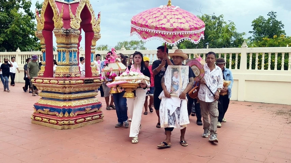 สุดเศร้า!! หนุ่มราชบุรีวัย 24 ปีเสียชีวิตก่อนบวช ญาติแห่นาคหน้าไฟ ทำตามความตั้งใจครั้งสุดท้าย