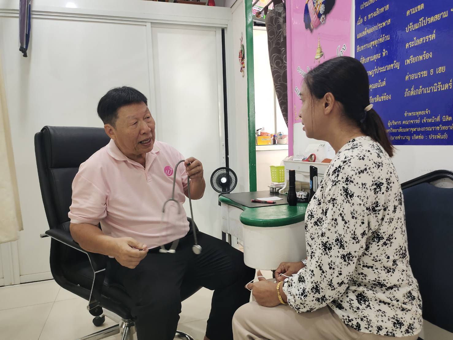 หมอใจบุญศูนย์บาทเปิดคลินิกตรวจรักษาผู้ป่วยในพื้นที่กระบี่นำเงินที่ได้ช่วยน้ำท่วมภาคเหนือ 