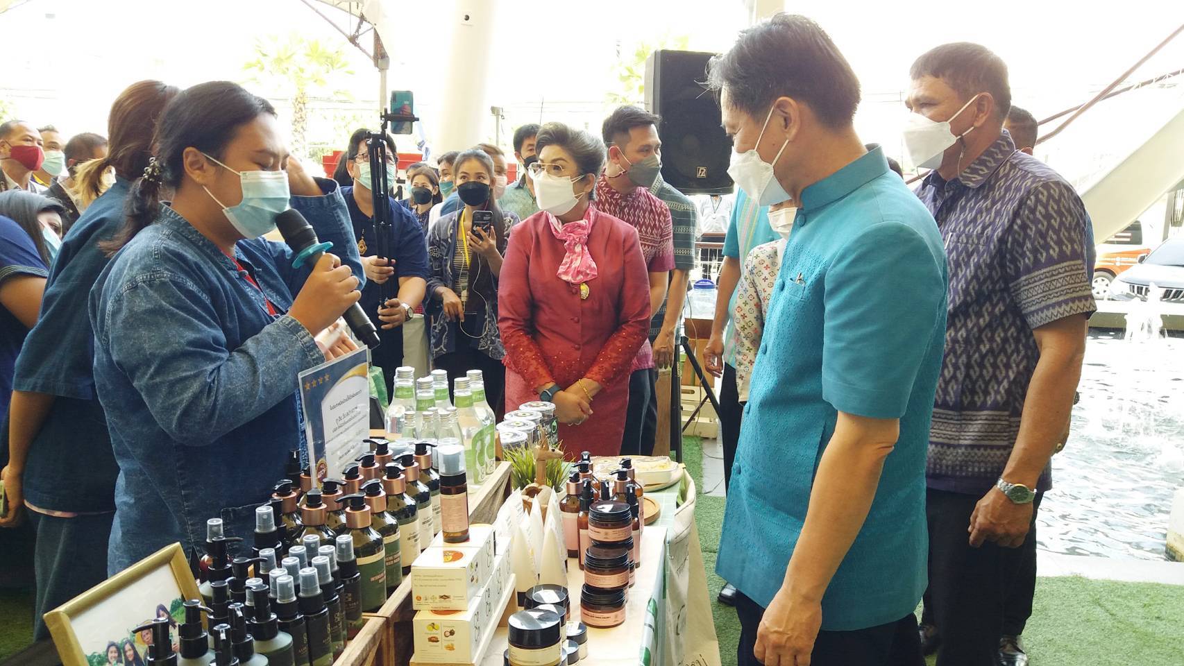 ผู้ว่าฯประจวบคีรีขันธ์ เปิดงานมหกรรมสินค้าเกษตรและอาหารปลอดภัย