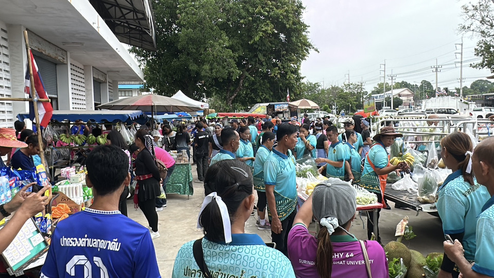 ส่งท้ายคึกคัก! ตลาด “ไทยช่วยไทย” สุรินทร์ คนแห่ซื้อสินค้าราคาถูก ช่วยลดค่าครองชีพ