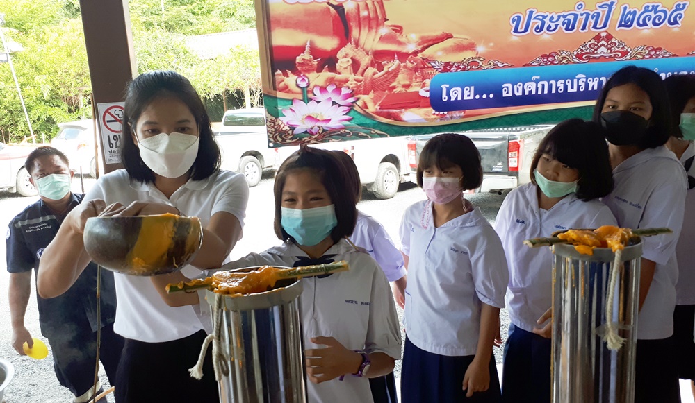 พุทธศาสนิกชน ร่วมหล่อเทียนพรรษา ถวายวัด ทำบุญเนื่องในวันเข้าพรรษา