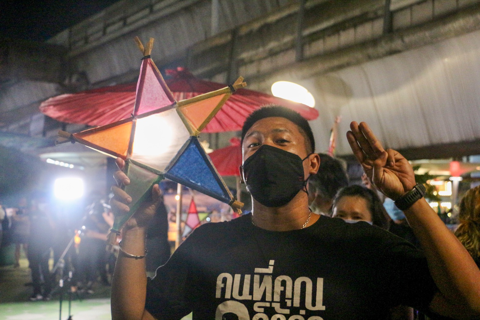 ม็อบ10 พฤษภา 'เปิดไฟให้ดาว'  ร้องสิทธิประกันตัวแกนนำ 3 นิ้ว