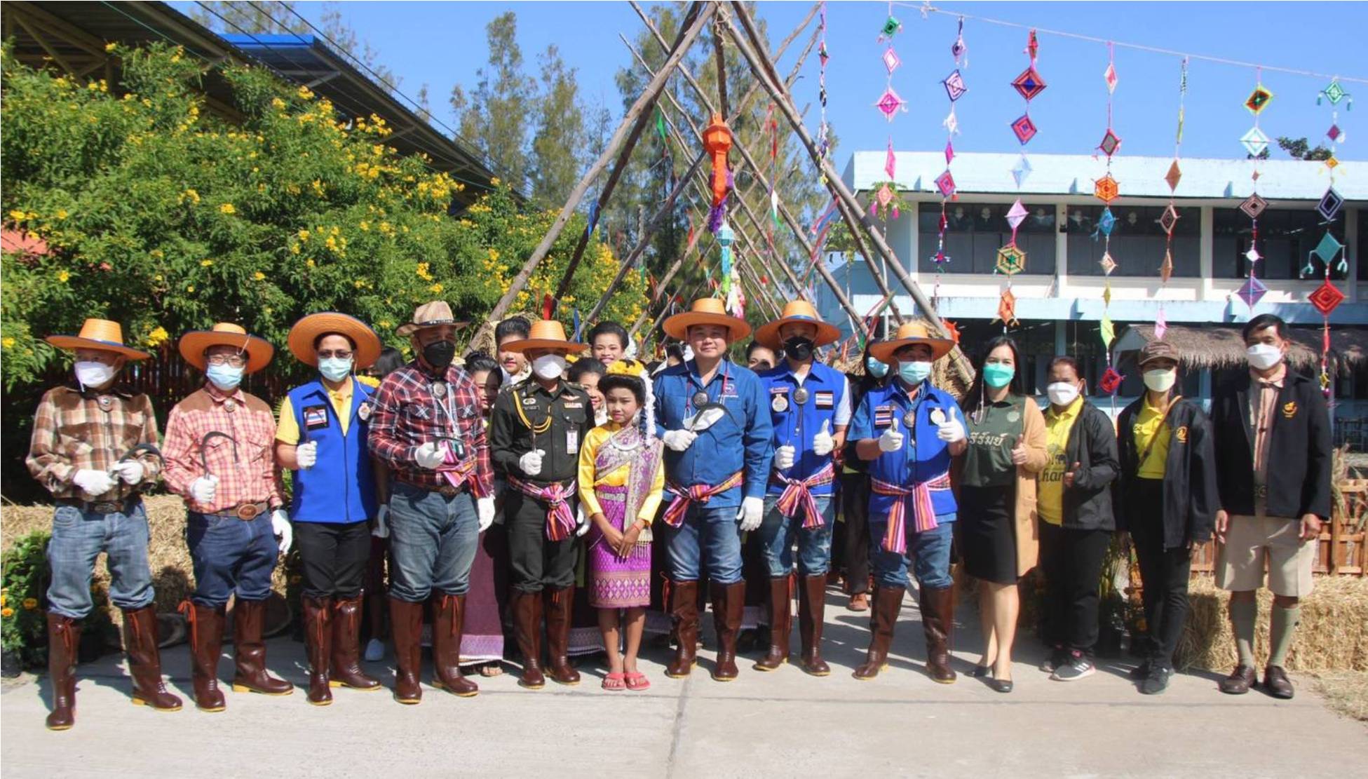ร.ร.เทศบาล 3 เทศบาลเมืองบุรีรัมย์  ฟื้นฟูกิจกรรม “ลงแขกเกี่ยวข้าว” สืบสานวิถีทำนาแบบดั้งเดิม