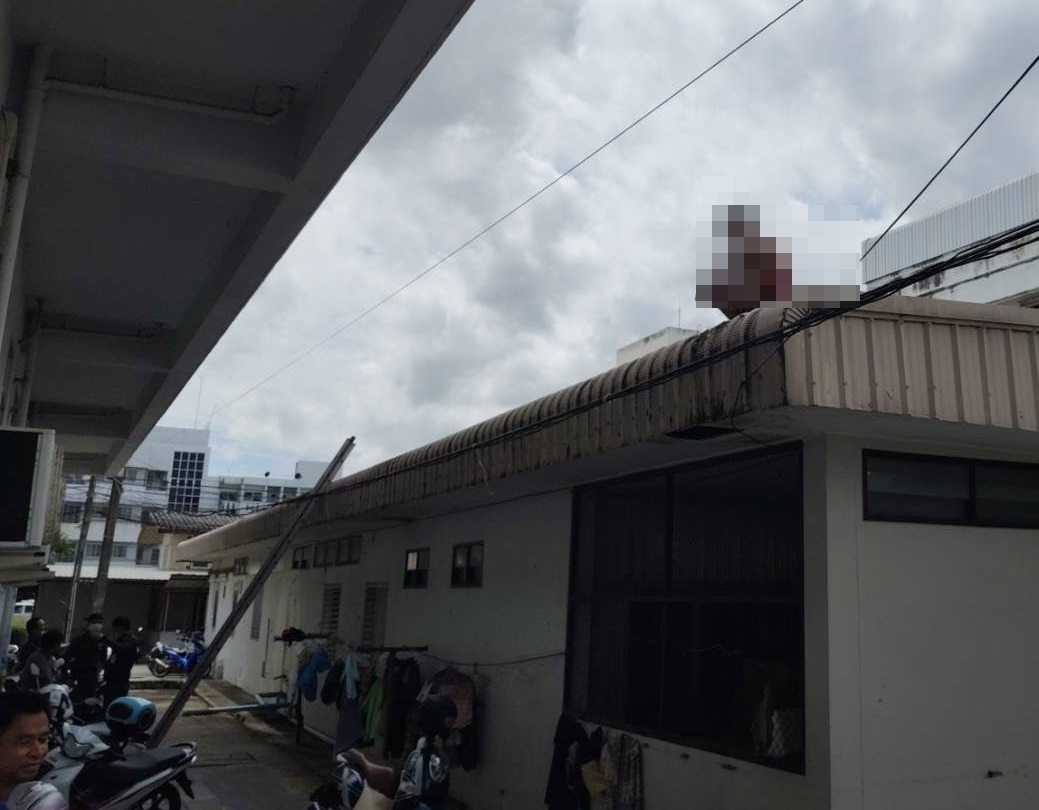 ตำรวจสภ.เมืองร้อยเอ็ดและเครือข่ายช่วยเหลือผู้ป่วยจิตเวชคลุ้มคลั่งจะกระโดดจากตึกรพ.ร้อยเอ็ด