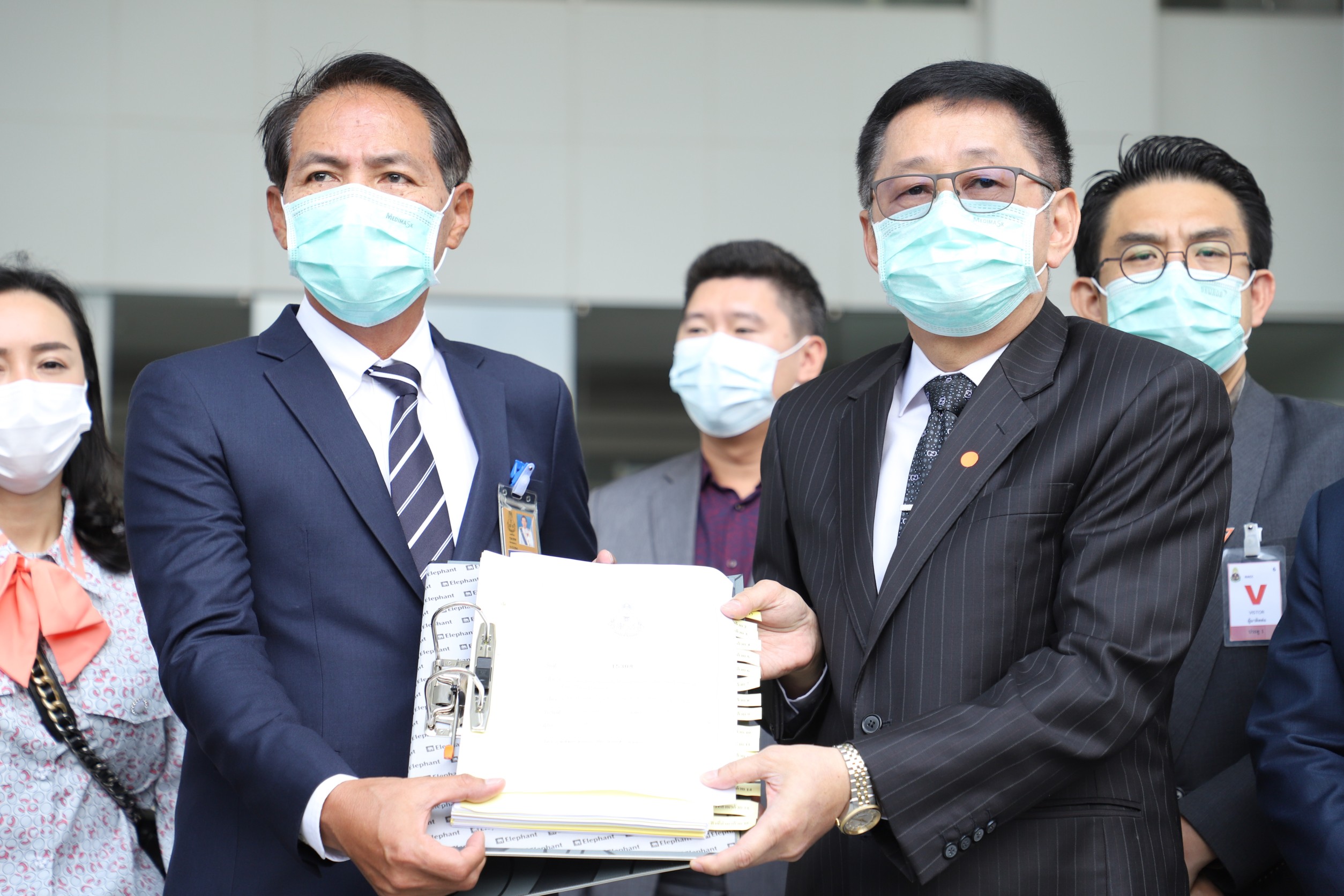 พรรคร่วมฝ่ายค้าน หอบหลักฐานยื่น ป.ป.ช. ฟัน "ประยุทธ์" แก้โควิดล้มเหลว-ปล่อยปชช.จำนวนมากเจ็บป่วย นอนรอความตาย