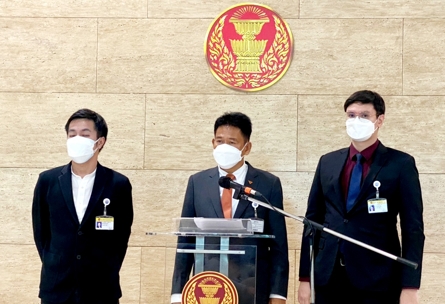 ก้าวไกล แฉยับร่างแก้ไขรธน.ปชป.สอดไส้ดันร่างเก่าชุบชีวิตใหม่ ด้าน “ธีรัจชัย” เชื่อถกชั้นกมธ.เป็นแค่พิธีกรรม   
