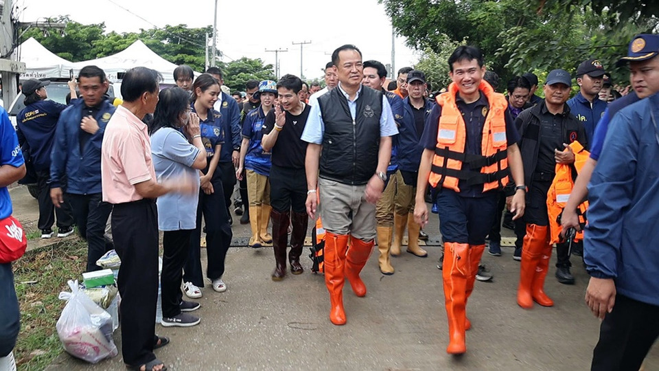 นายกฯ ลุยตรวจน้ำท่วมอยุธยา ย้ำ รบ.ทำงานเป็นทีม เร่งสร้างคลองระบายน้ำบางบาล–บางไทรเสร็จปี 69