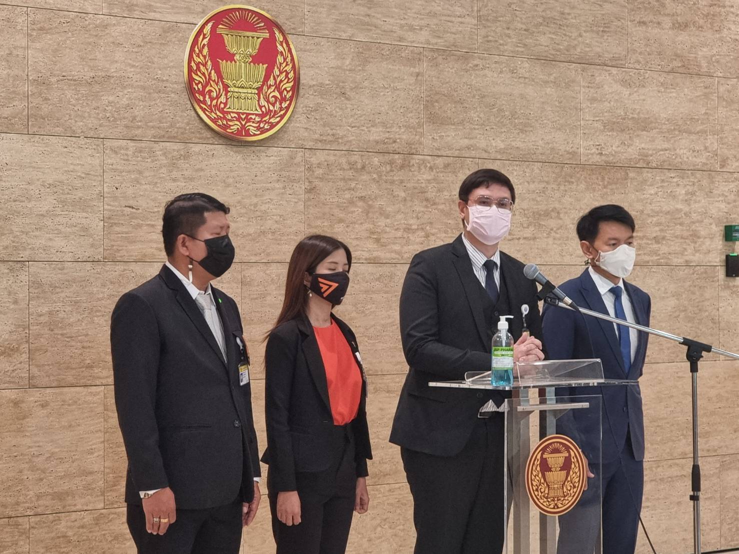 "รังสิมันต์ โรม" จี้ "ปชป.-ภท." ตอบปชช. ปมอภิปรายในสภาเป็นการเล่นปาหี่หรือความจริงใจ